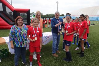 « Kick it Girls ! »: Taina Bofferding a remis des médailles aux 160 participantes du « Girls Foot Day 2023 »